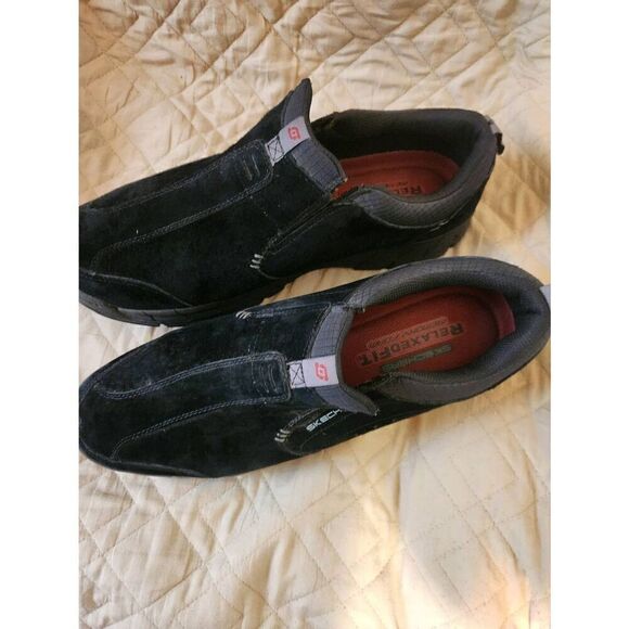 Skechers 13  relaxed fit memory foam Suede slip on, black on black - Picture 2 of 9